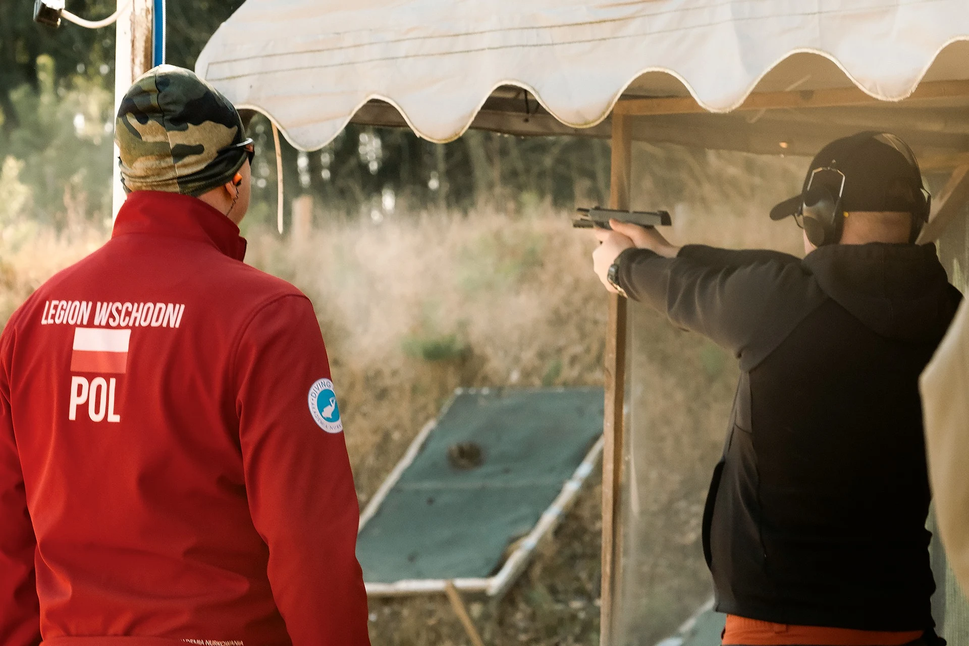 Fotografia reportażowa ze szkolenia strzeleckiego lub nurkowego — kadr 02