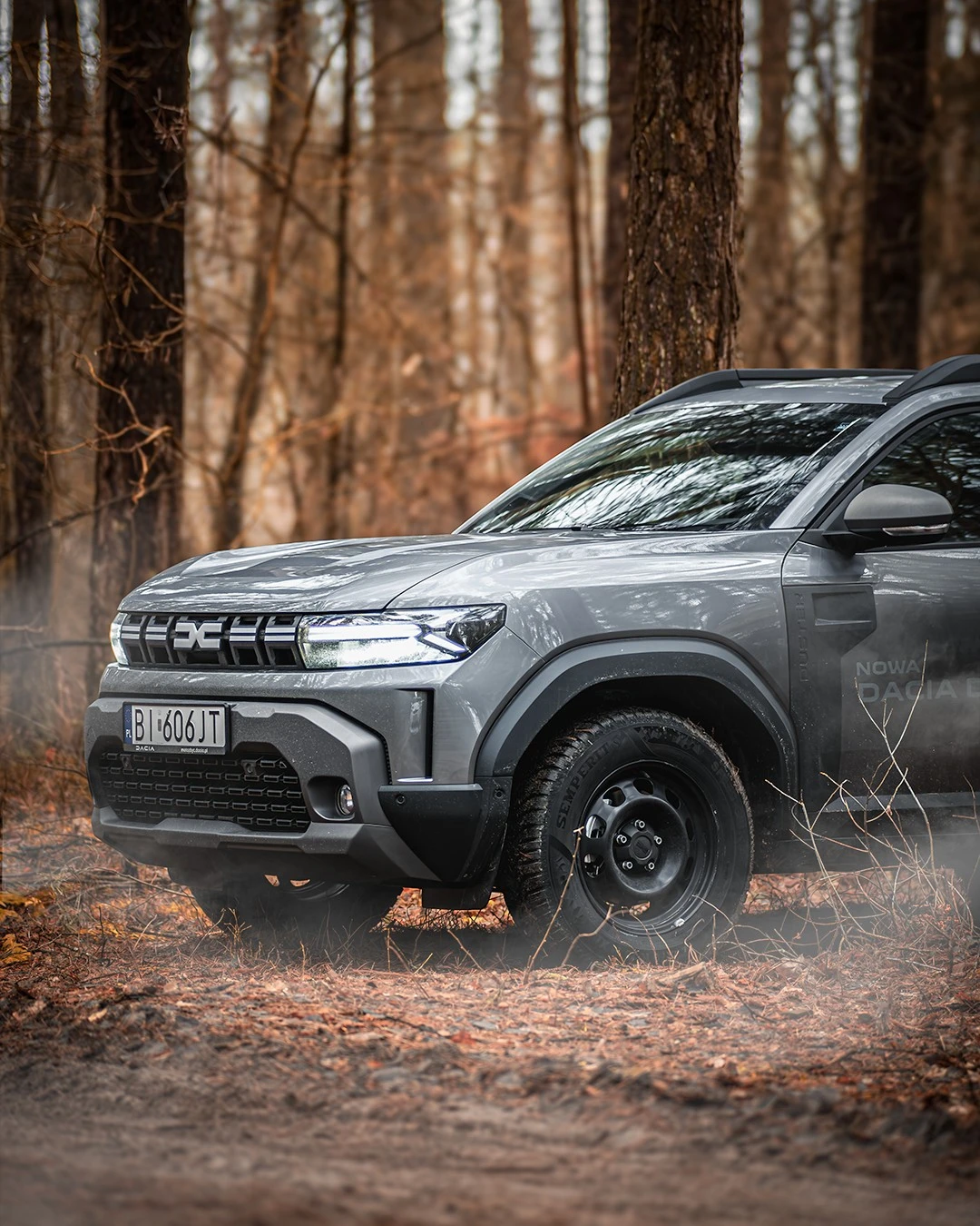Dacia sfotografowana w leśnym otoczeniu dla Motozbyt