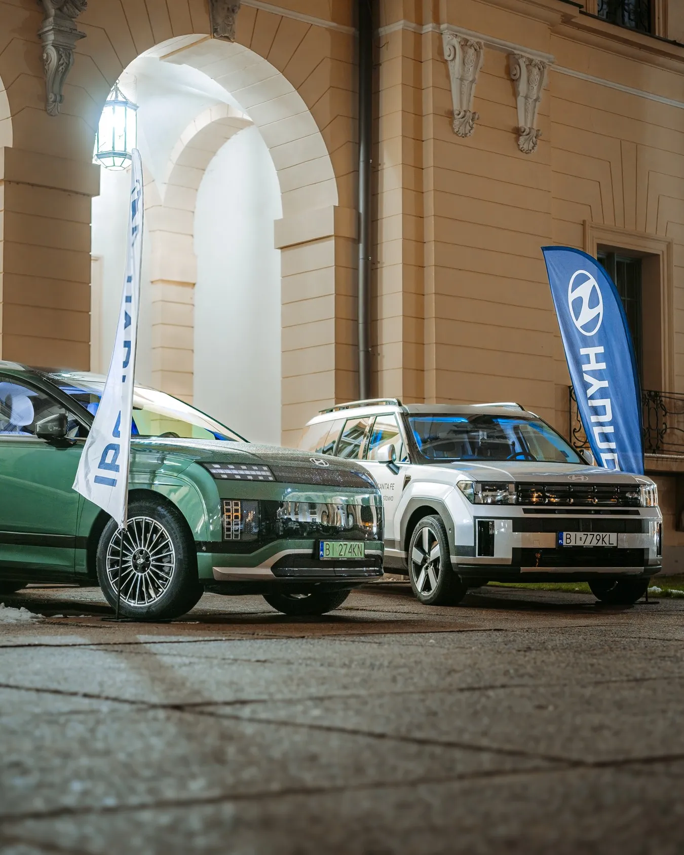 Zielony Hyundai sfotografowany w miejskiej architekturze