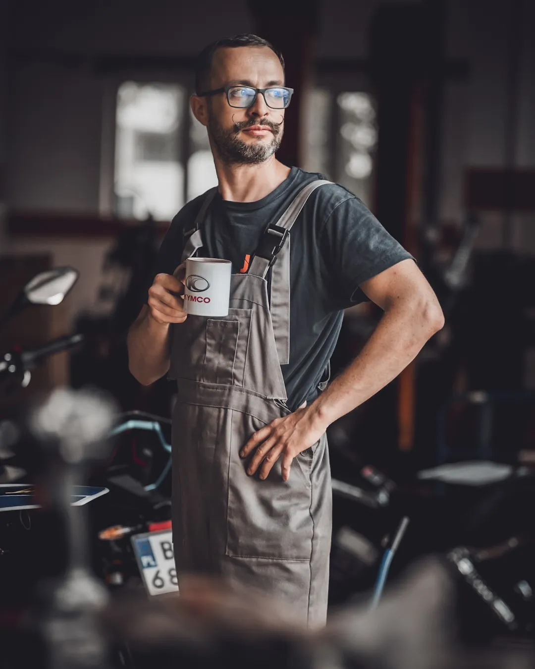 Portret pracownika salonu motocykli i quadów