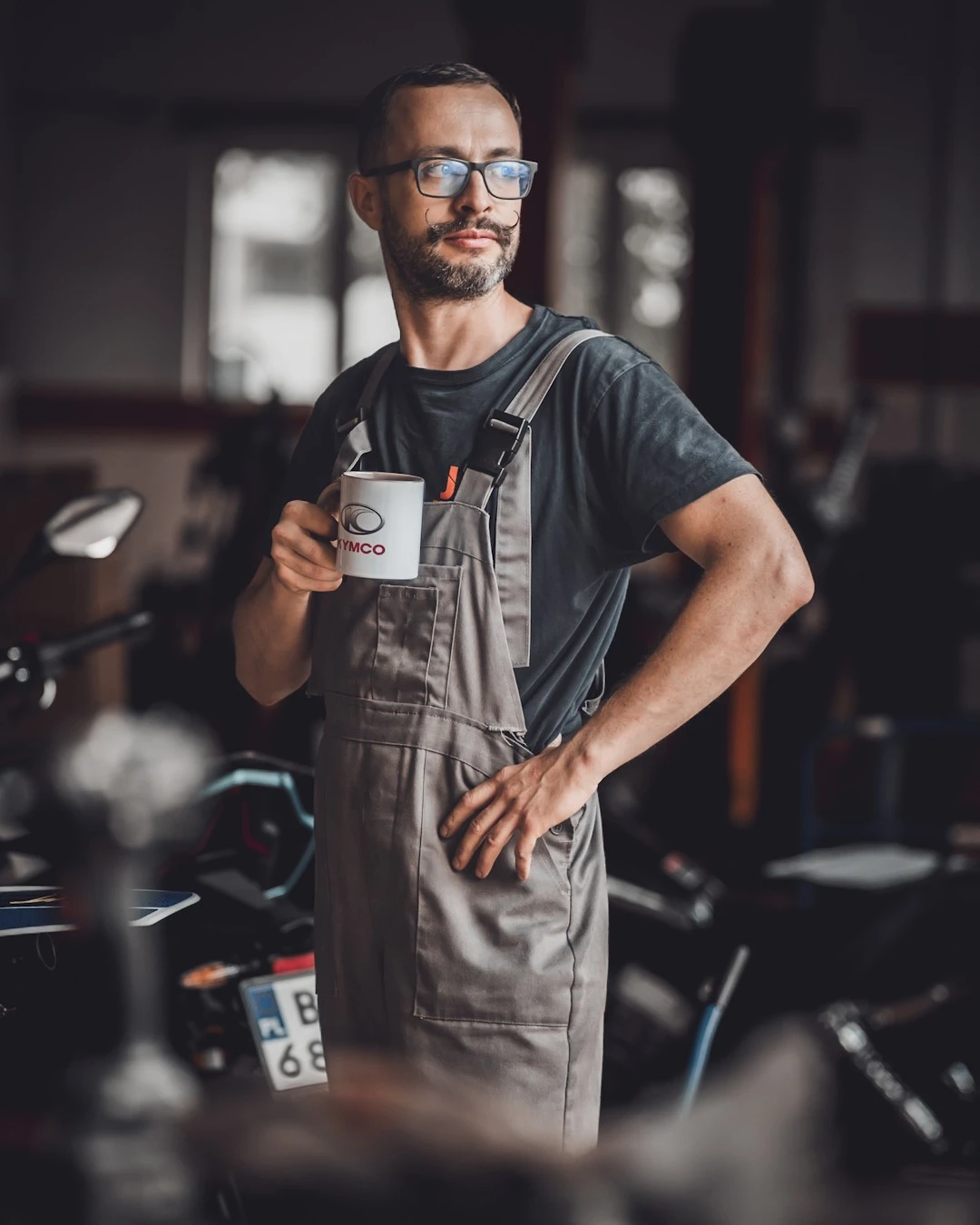 Portret pracownika salonu motocykli i quadów