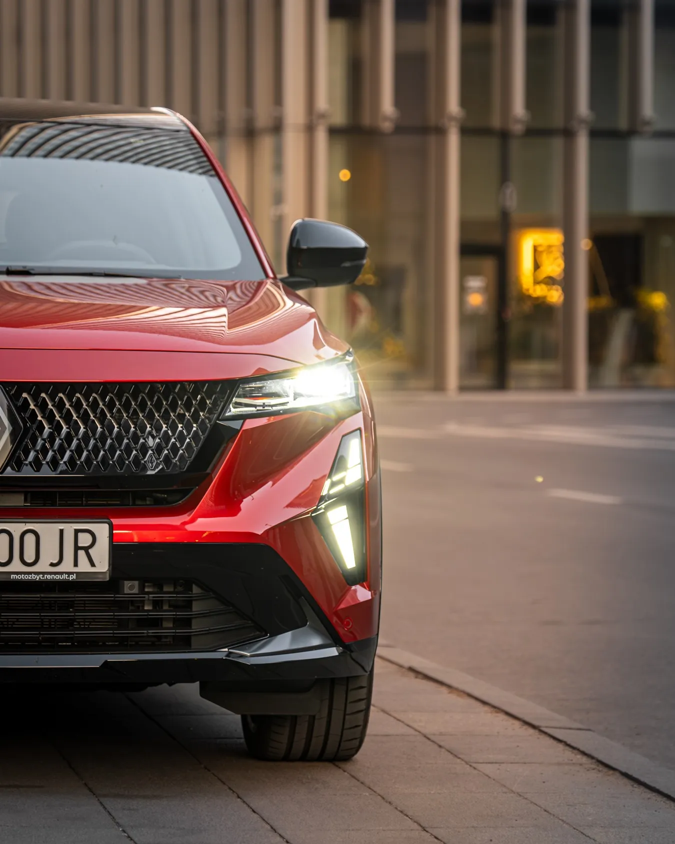 Czerwony Renault w miejskim otoczeniu