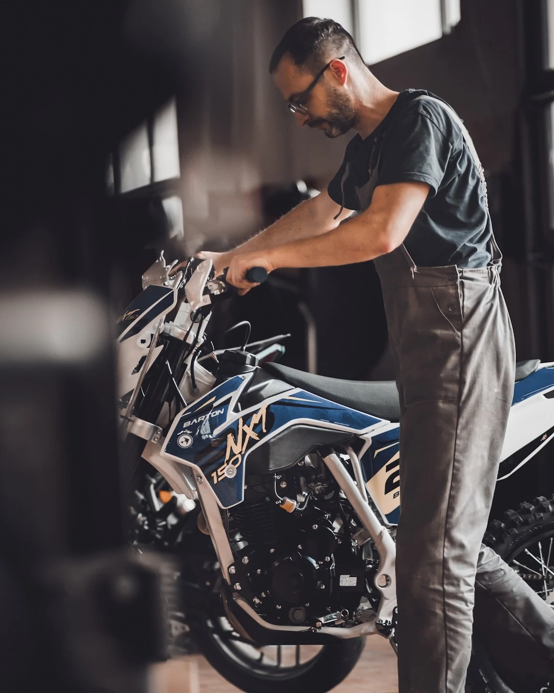 Fotografia motocykla, quada lub pracy w salonie — kadr 02