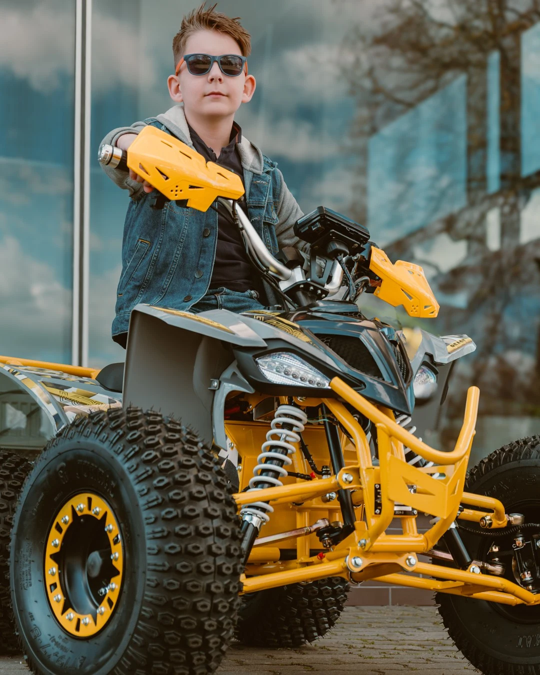 Fotografia motocykla, quada lub pracy w salonie — kadr 04