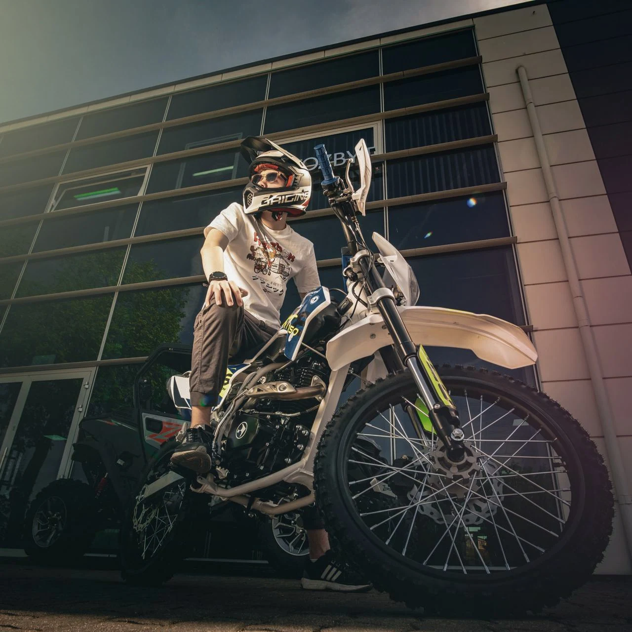 Fotografia motocykla, quada lub pracy w salonie — kadr 08