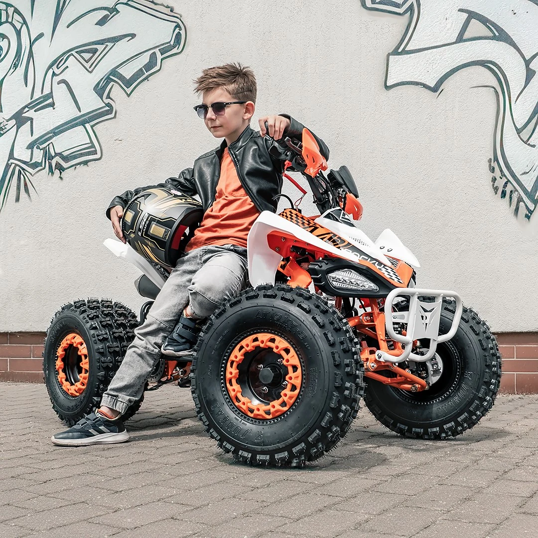 Fotografia motocykla, quada lub pracy w salonie — kadr 09