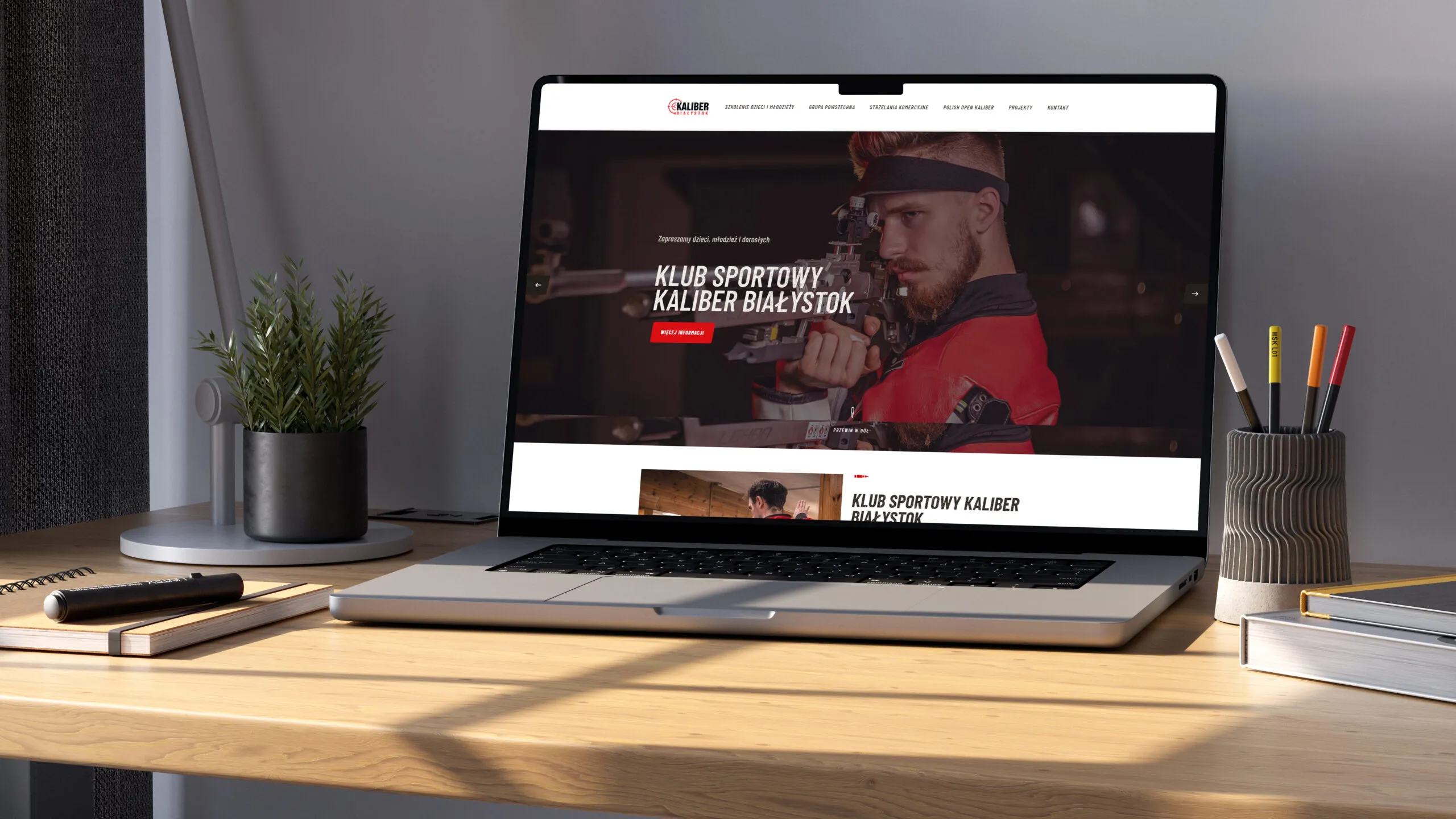 Projekt strony internetowej zaprezentowany na ekranie laptopa