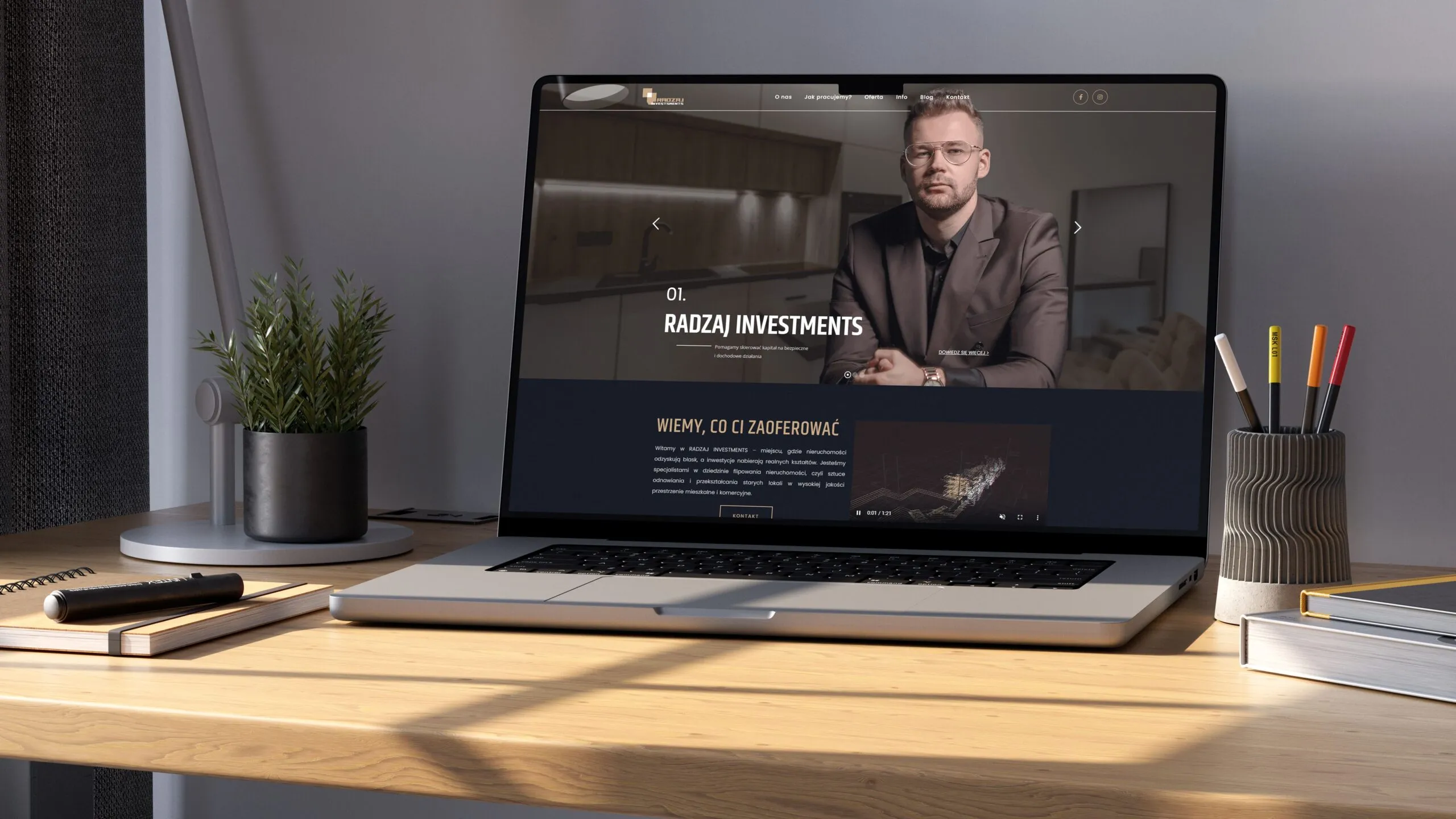 Projekt strony internetowej na ekranie laptopa